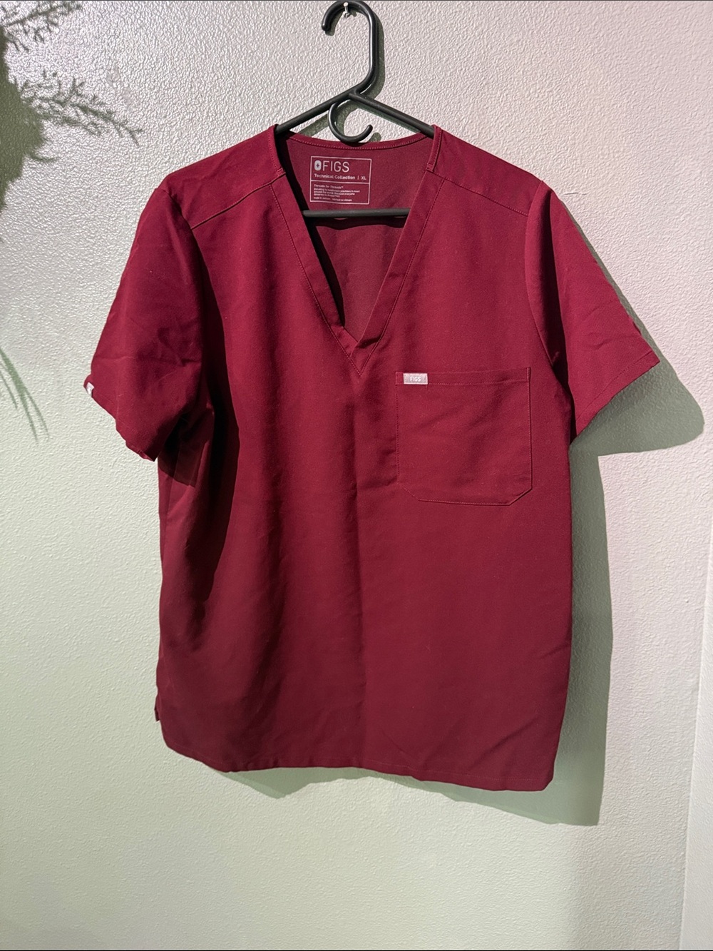 Figs Women’s scrub top v neck. Burgundy XL. In excellent condition